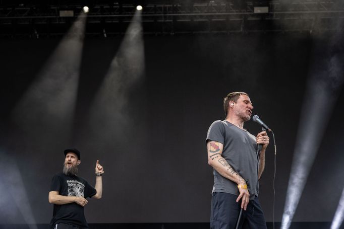 Snímek z vystoupení dua Sleaford Mods.