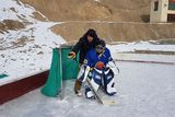 Dominik Hašek zavítal do Mulbekhu, který leží v severní Indii v oblasti zvané Malý Tibet. Česká organizace Brontosauři v Himálajích zde pomáhá se vzděláváním dětí a učí je i hokej.