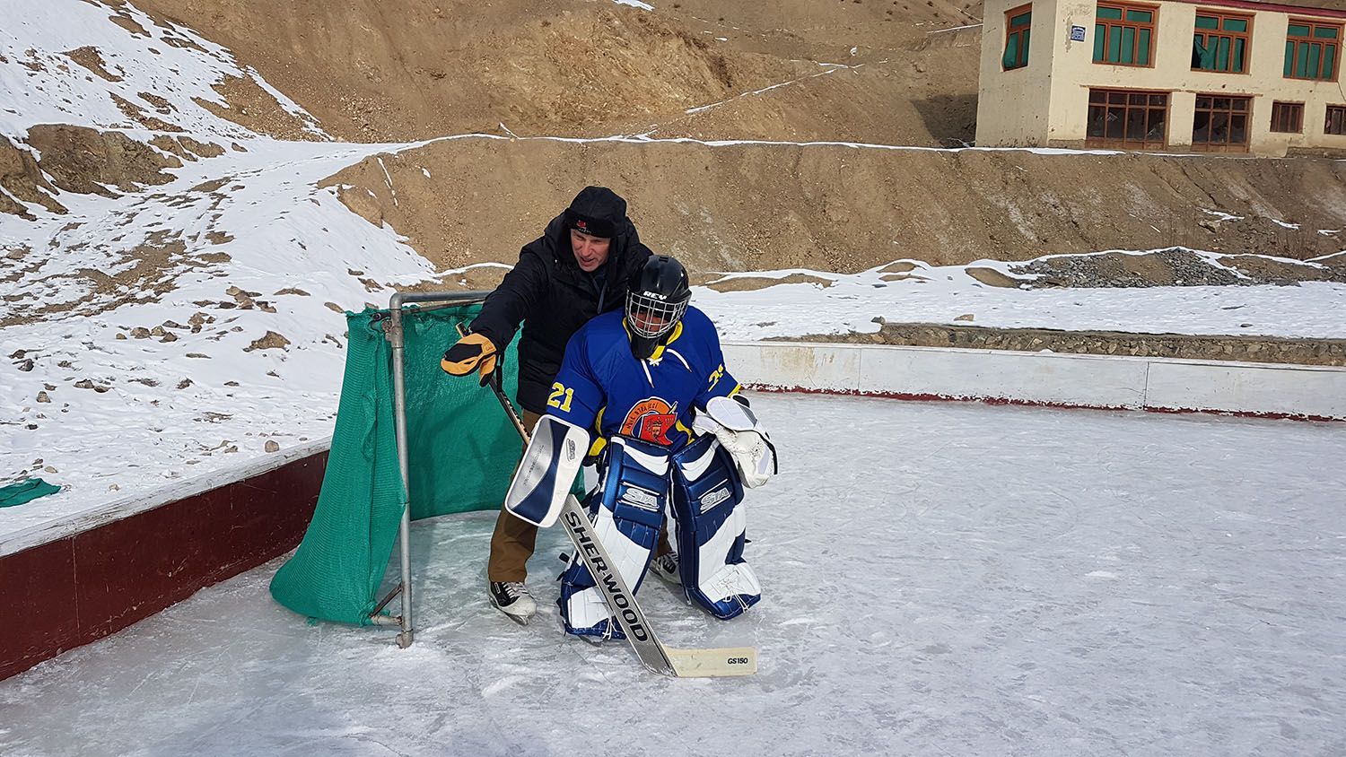 Dominik Hašek učí hrát hokej děti v Malém Tibetu