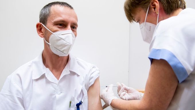 Oblastní nemocnice Náchod začala 8. ledna 2021 očkovat vakcínou proti koronaviru.