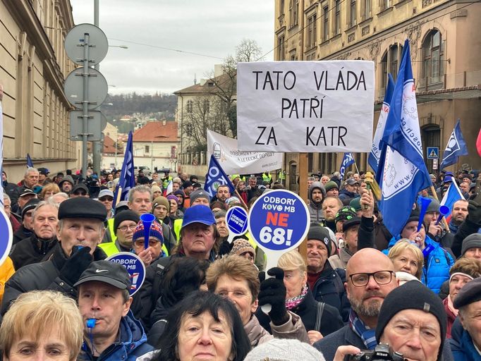 Demonstrace odborářů před sídlem vlády.