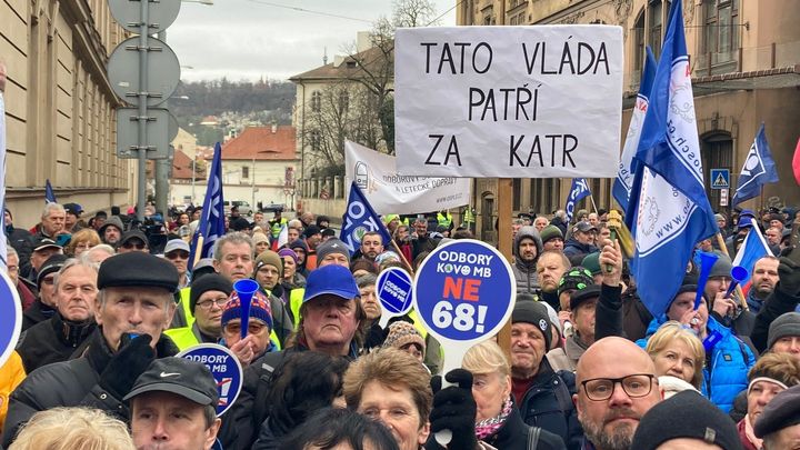 Stovky českých odborářů se vypravily k Úřadu vlády. Protestují proti reformě penzí