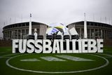 Výrobce Adidas jej dnes představil na Maifeldu v Berlíně nedaleko Olympijského stadionu, kde se 14. července odehraje finále.