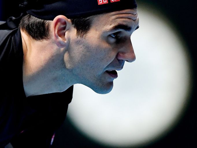 Roger Federer porazil na Turnaji mistrů v rozhodujícím přímém duelu o postup ze skupiny Novaka Djokoviče a zajistil si účast v semifinále.