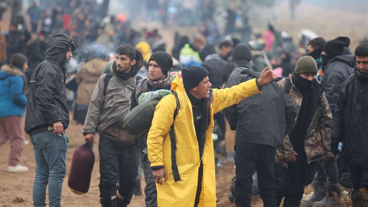 V noci se snažilo překročit hranice do Polska 150 migrantů, jeden udeřil vojáka; Zdroj foto: Reuters