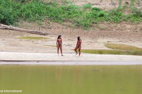 Foto: Izolovaný kmen Amazonie opouští prales. Bojí se těžařů zabírajících jejich půdu