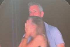 "Milenka", kterou i se šéfem zachytilo virální video z koncertu Coldplay, rezignovala