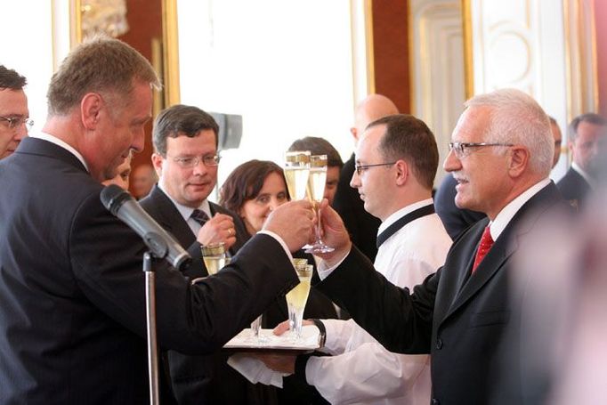 Prezident Václav Klaus tři měsíce a jeden den po volbách jmenoval vládu premiéra Mirka Topolánka.