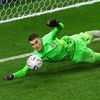Dominik Livakovič chytá penaltu v rozstřelu osmifinále MS 2022 Japonsko - Chorvatsko