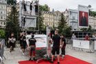 Technici demontují banner s lucemburskou herečkou Vicky Kriepsovou.