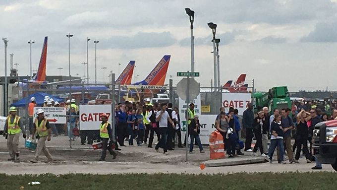 Evakuace cestujících a pracovníků letiště Fort Lauderdale-Hollywood, kde zabíjel střelec.