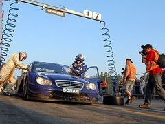 Střídání v Mercedesu vítězné stáje AMG M3000 při vytrvalostním závodě v Brně.
