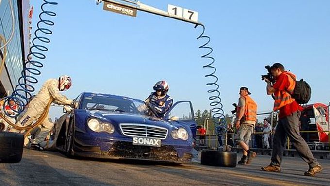 Střídání v Mercedesu vítězné stáje AMG M3000 při vytrvalostním závodě v Brně.