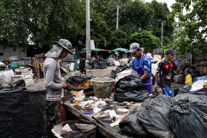 Barmští dělníci ručně třídí shnilý potravinový odpad, textilie a recyklovatelný plast na třídicí stanici v Bangkoku, Thajsko, 22. července 2024.