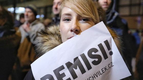 Foto: Demonstranti zaplnili Václavské náměstí i nádraží. Odstupte, vzkázali Babišovi