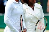 Serena a Venus Williamsovy před začátkem wimbledonského finále.