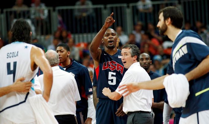 Americký basketbalista Kevin Durant gestikuluje v utkání skupiny A na OH 2012 v Londýně.