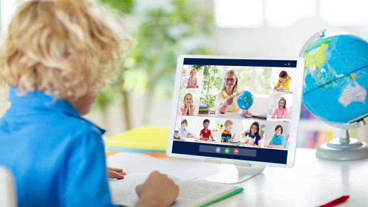 Učitelé nezabezpečují on-line výuku. Stávají se terčem trollů a najdou se na TikToku