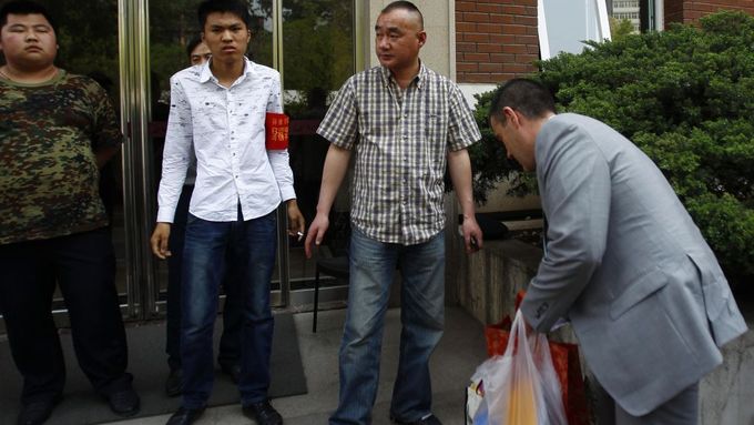 V nebezpečí je nejenom "bosý advokát" Čcheng ale také jeho nejbližší příbuzní