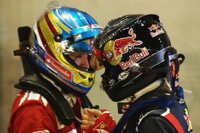 FOTO Vettel sahá po titulu, Alonso se v kvalifikaci trápil