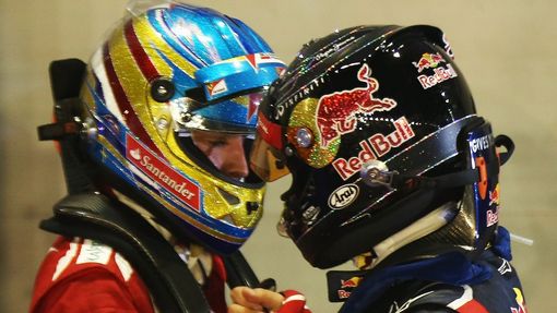 Fernando Alonso (vlevo) a Sebastian Vettel se jako soupeři uznávají. Na trati si ale nedarují ani milimetr.