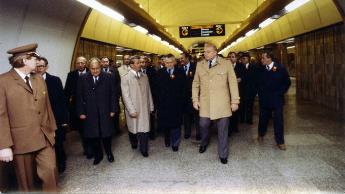 Nejmladší pražské lince metra je 35 let. Víte, která stanice nesla jméno Moskevská?