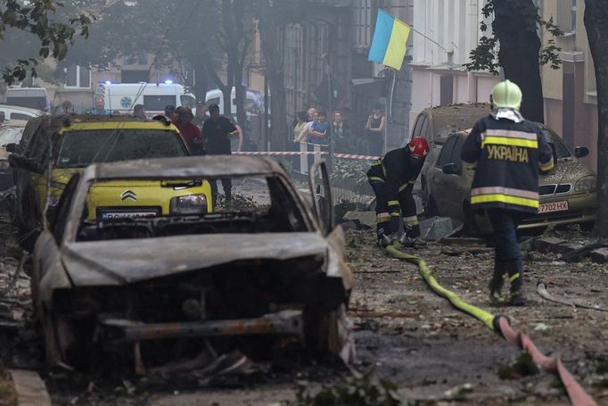 Hasiči a záchranáři odstraňují ve Lvově následky ruského útoku.