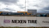 Obří pneumatikárna Nexen Tire Europe začala v továrně u Žatce testovat výrobní technologie na dokončených pracovištích. Výrobce pneumatik zaměstnává nyní přes 700 pracovníků, s plným provozem však ještě nezačal a někteří ze zaměstnanců už začali z firmy odcházet. Aktuálně.cz v prosinci informovalo, že lidé odcházejí například kvůli tomu, že jim vedení společnosti slíbilo výkonnostní odměny ve chvíli, kdy se výroba rozjede. To se zatím nestalo a někteří už na přidání nechtějí čekat. "Pokud někdo odchází kvůli mzdě, tak mu nemůžeme bránit," řekl Aktuálně.cz prezident Nexen Tire pro Evropu Eungyoung Lee s tím, že pracovníky přeplácet nehodlá.