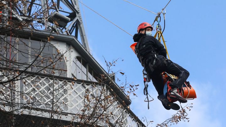 Foto: Hasiči slaňovali Petřínskou věž se zraněnou ženou a hasili Staroměstský orloj; Zdroj foto: Jakub Plíhal