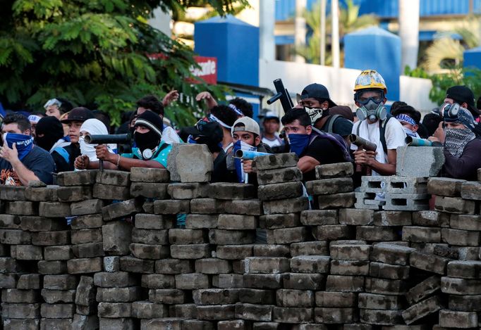 Nikaragua-masové a smrtelné protesty proti prezidentovi. Obyvatelé požadují odstoupení prezidenta i jeho manželky, která je viceprezidentkou.