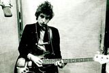 S baskytarou Fender a harmonikou v lednu 1965, půl roku před Newportským folkovým festivalem, kde představil svou rockovou kapelu.
