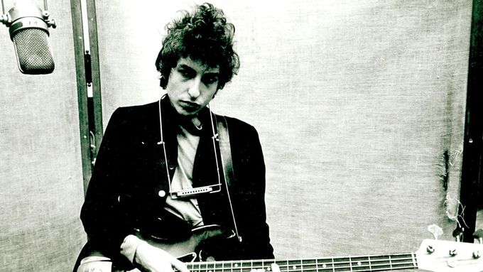 Bob Dylan s baskytarou Fender a harmonikou v lednu 1965, půl roku před Newportským folkovým festivalem.