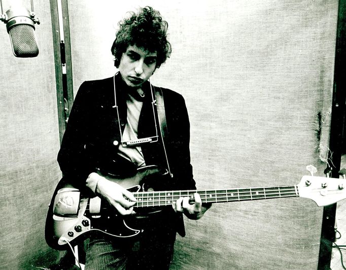 Bob Dylan s baskytarou Fender a harmonikou v lednu 1965, půl roku před Newportským folkovým festivalem.