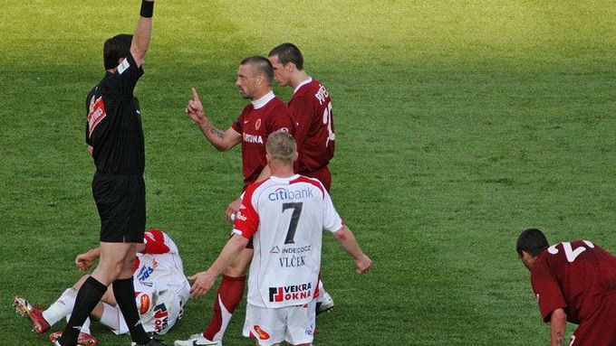 Tomáš Řepka při krátké výměně názoru s rozhodčím po faulu na Jandu.