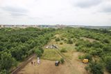 Vůkol se rozkládají Čihadla, oblast, kterou chce městská část Praha 14 upravit do podoby přírodního parku.