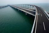 Tento most vede 42 kilometrů nad vodní plochou. V tomto směru je o čtyři kilometry delší než dosavadní rekordman - most přes jezero Pontchartrain v americkém státě Louisiana.