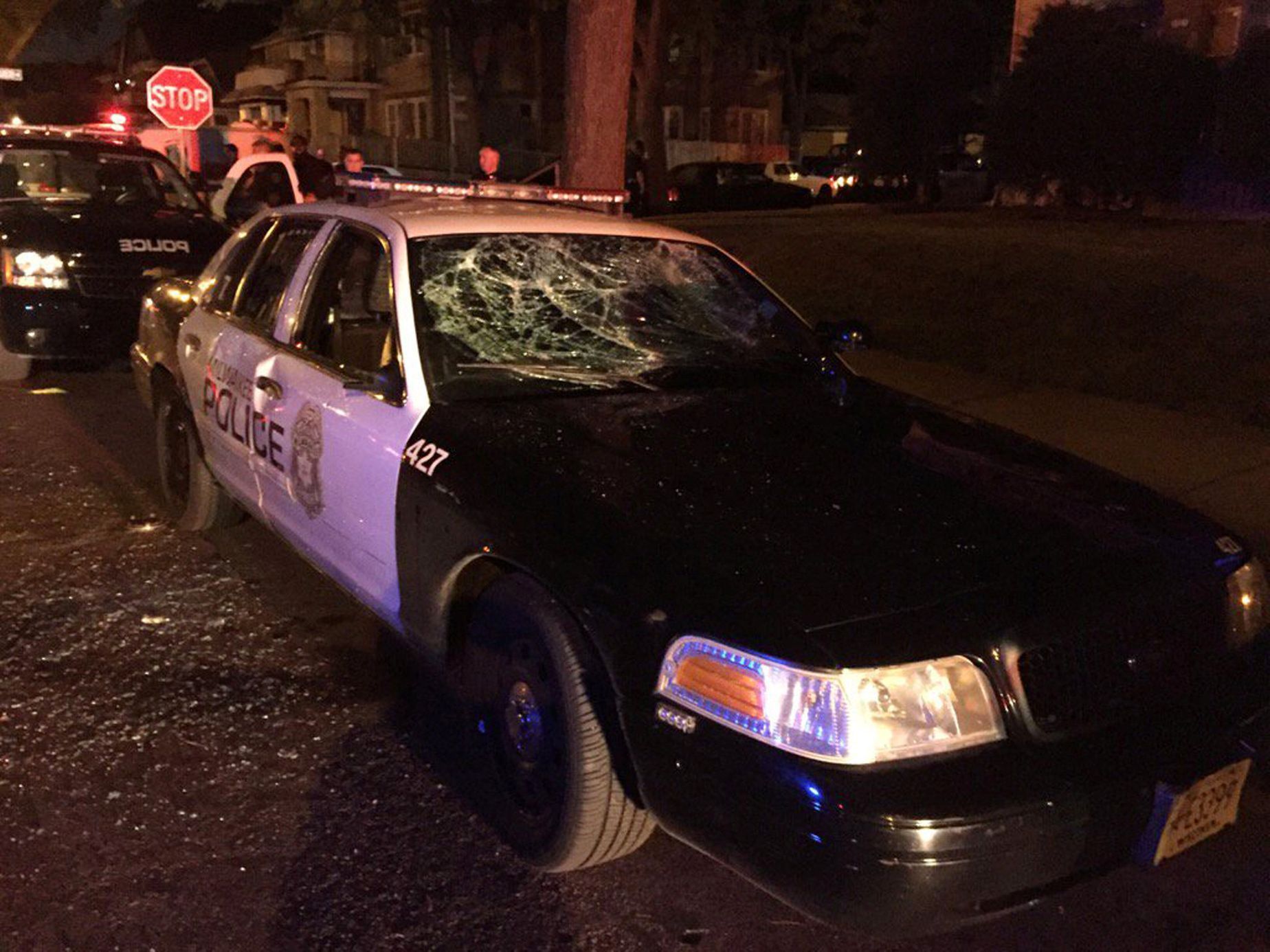 Rozbité policejní auto na demonstraci v Milwaukee