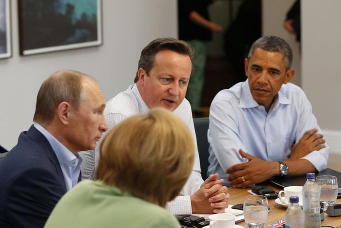 David Cameron, Barack Obama, Vladimir Putin a Angela Merkelová na summitu G8 v Severním Irsku.