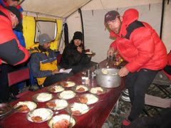Příprava večere v BC pod K2.