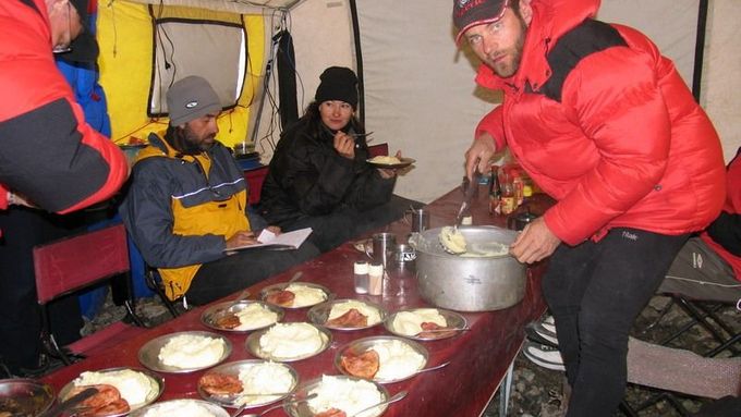Příprava večere v BC pod K2.