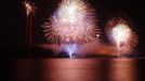 Fireworks explode over the Golden Gate Bridge during the 75th anniversary celebration of the iconic span in San Francisco, California May 27, 2012. REUTERS/Robert Galbraith (UNITED STATES - Tags: SOCIETY ANNIVERSARY) Published: Kvě. 28, 2012, 5:29 dop.