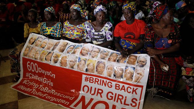 Matky unesených školaček islamisty z Boko Haram.