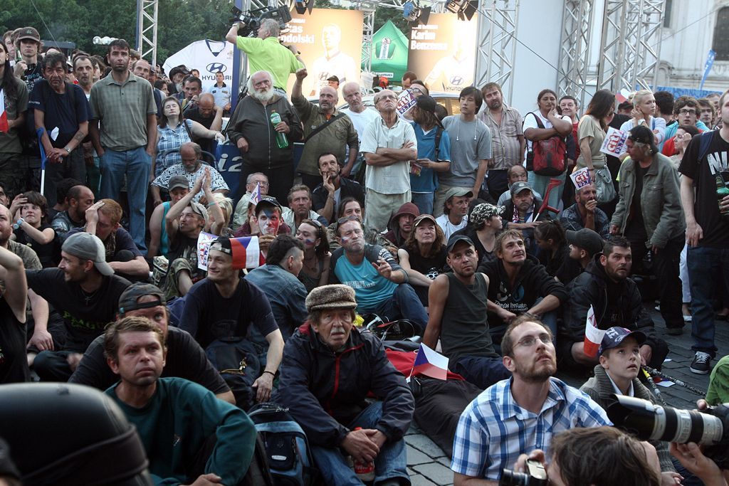 Fanoušci Eura na Staroměstském náměstí