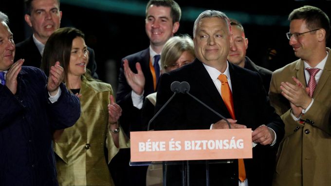 Orbán přesvědčil Maďary, že je lídr do nepohody a že je tím, kdo jim zajistí stávající životní úroveň, říká hungarolog Robert Pejša.