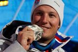 Aksel Lund Svindal okusuje stříbro. Vítězný Švýcar Didier Défago porazil tohoto Nora při olympijském sjezdu o sedm setin...