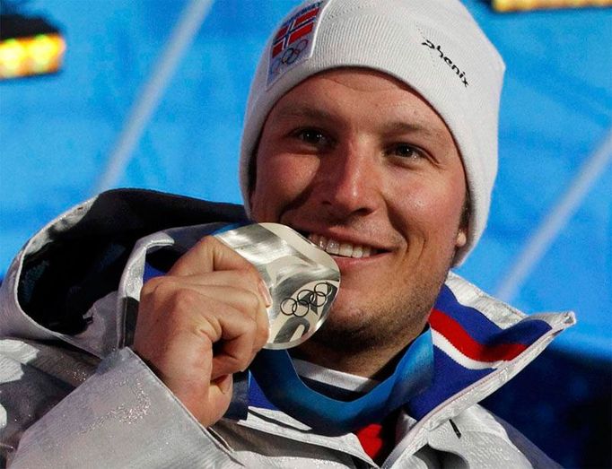 Aksel Lund Svindal okusuje stříbro. Vítězný Švýcar Didier Défago porazil tohoto Nora při olympijském sjezdu o sedm setin...