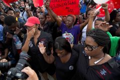Policisté povalili a zastřelili černocha. V ulicích USA znovu protestují stovky lidí