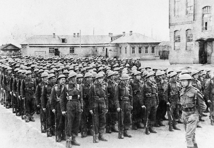 Desátník Jiří Šmolík (uprostřed, v německém stejnokroji), zajatý u Sokolova a zneužitý v nacistické propagační kampani proti čs. exilu