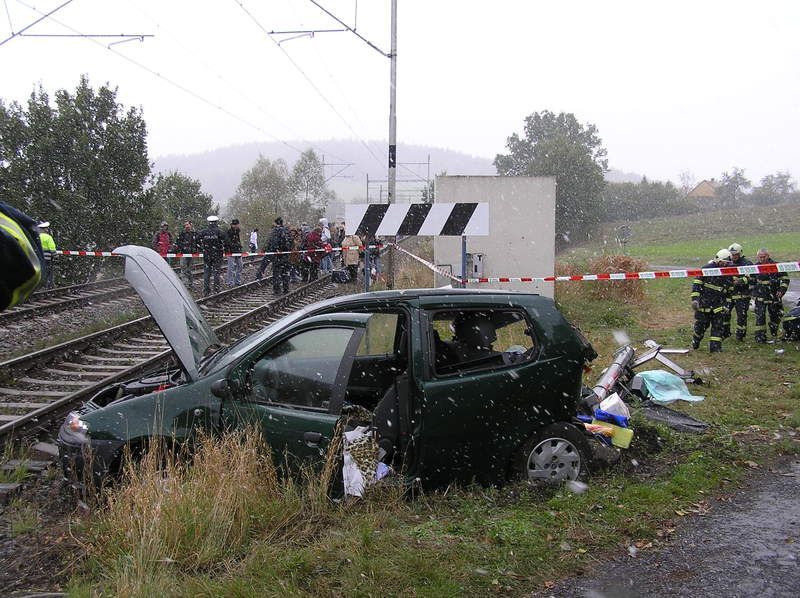 Vlak srazil na přejezdu auto