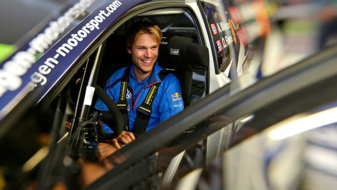 Andreas Mikkelsen vede po úvodní rychlostní zkoušce Portugalskou rallye.